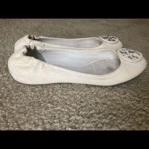 Cute white flats to wear in any occasion.